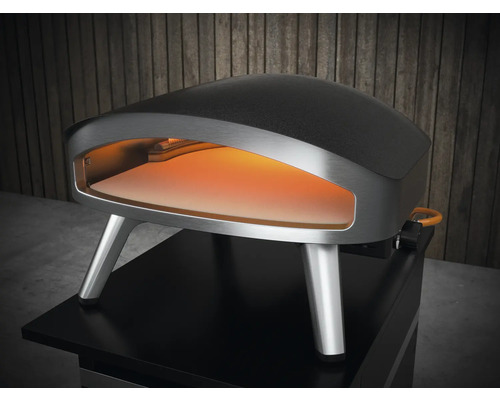 Cuptor de pizza cu racord de gaz pe o masă