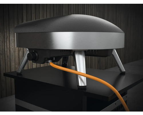 Cuptor de pizza pe gaz cu racord de gaz pe o masă