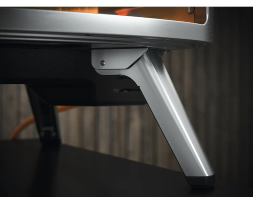 Vizualizare detaliată a unui cuptor de pizza cu picioare metalice argintii