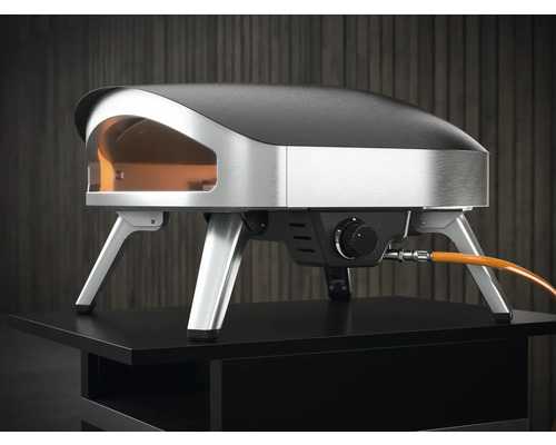 Cuptor de pizza din oțel inoxidabil și oțel pe o masă