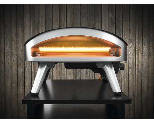 Cuptor electric de pizza pe o masă