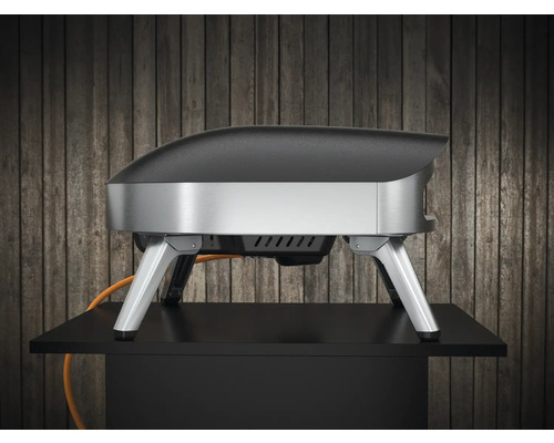 Cuptor portabil de pizza pe gaz pe o masă