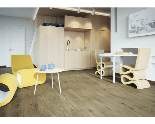 Zonă de locuit cu podea din lemn, fotoliu galben, masă și zonă de luat masa