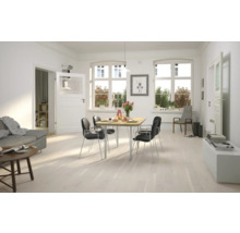 Living luminos cu masă de sufragerie, scaune și canapea