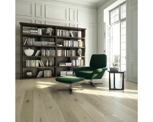 Cameră de zi cu bibliotecă, fotoliu și taburet