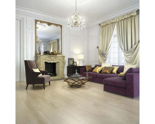 Living elegant cu șemineu, oglindă, candelabru de cristal, canapea și fotoliu