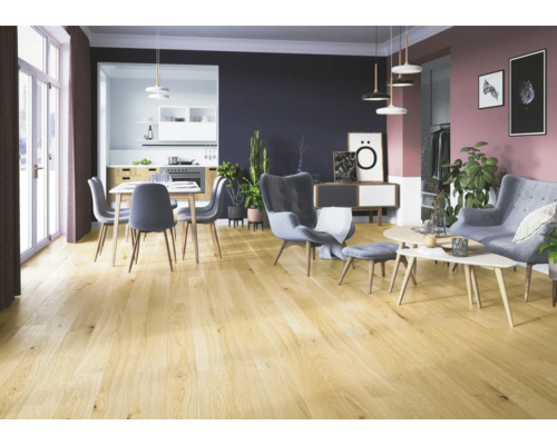 Cameră de zi cu podea din lemn, zonă de luat masa și zonă de relaxare