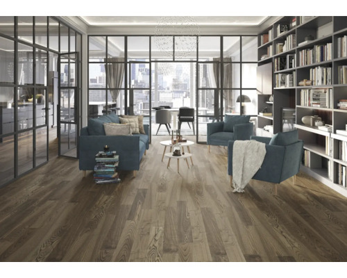 Cameră de zi luminoasă cu canapea, fotolii, bibliotecă și podea din lemn