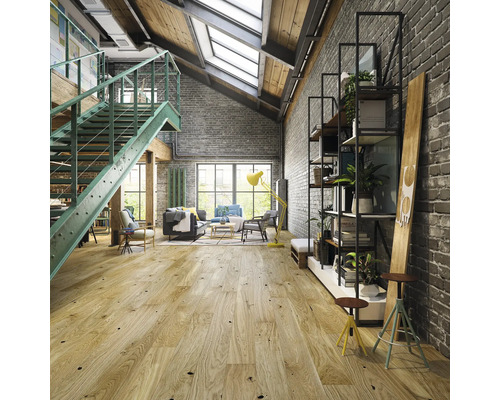 Living în stil loft cu scară, zonă de relaxare, raft și podea din lemn
