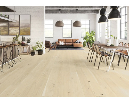 Pardoseală deschisă la culoare într-un spațiu de locuit luminos, cu mobilier și plante.