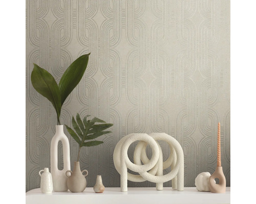 Cameră decorativă cu tapet cu model și vaze