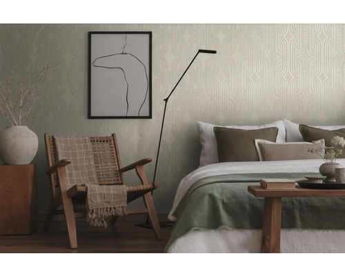 Dormitor cu tapet cu model, fotoliu și pat