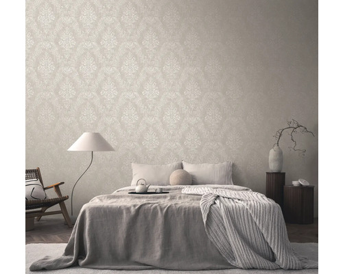 Dormitor cu tapet cu model, pat și noptiere