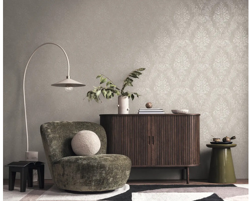 Interior cu fotoliu cu urechi, comodă și tapet cu model