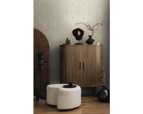 Scenă de interior cu tapet bej, dulap din lemn, sculpturi și taburet