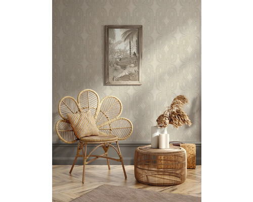 Cameră de zi cu mobilier din ratan, un tablou și un tapet cu model