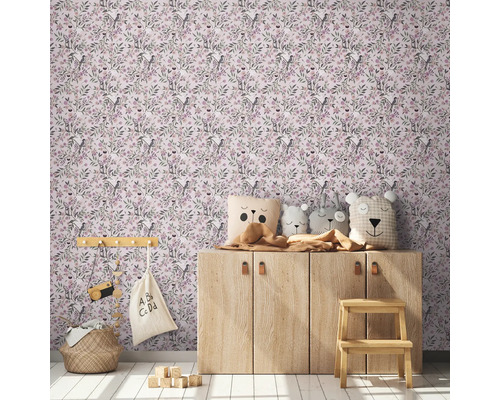 Cameră de copii cu tapet floral, dulap din lemn și jucării