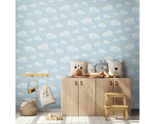 Cameră de copii cu tapet cu nori și curcubee, dulap din lemn și decorațiuni