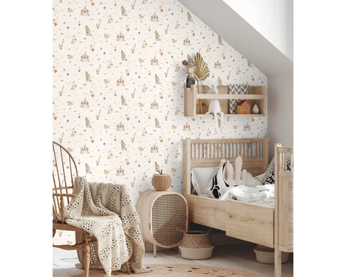 Cameră de copii cu tapet cu motive de circ, mobilier din lemn și textile.