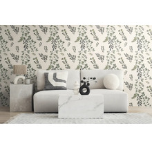 Amenajare decorativă a spațiului de locuit cu tapet floral, canapea și măsuță laterală