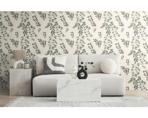 Amenajare decorativă a spațiului de locuit cu tapet floral, canapea și măsuță laterală