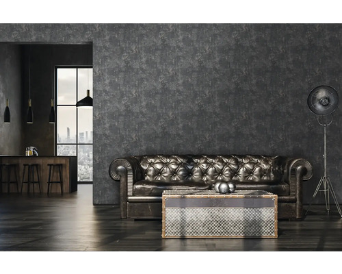 Camera de zi cu canapea de piele, măsuță de cafea și lampadar în fața unui perete texturat