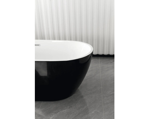 Cadă de baie independentă în alb și negru în fața unei perdele