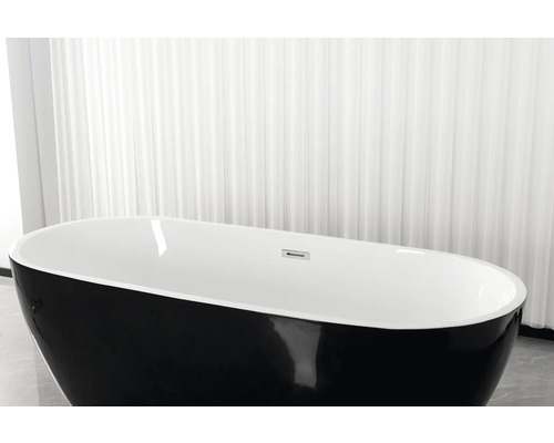 Cadă freestanding cu exterior negru și interior alb în fața unei perdele