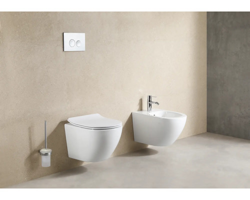 Imagine de baie cu toaletă suspendată, bideu și panou de control