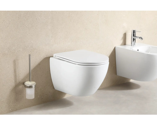 Toaletă suspendată, bideu și perie de toaletă în baie