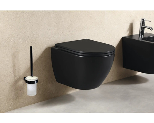 Toaletă suspendată și set de toaletă în baie.