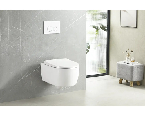 Baie modernă cu toaletă suspendată și panou de operare