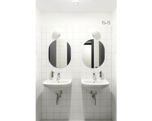 Baie cu două chiuvete, oglinzi rotunde și faianță albă