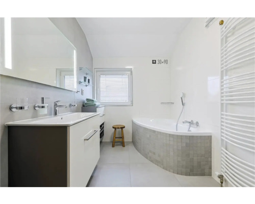 Baie cu lavoar, oglindă, cadă și calorifer