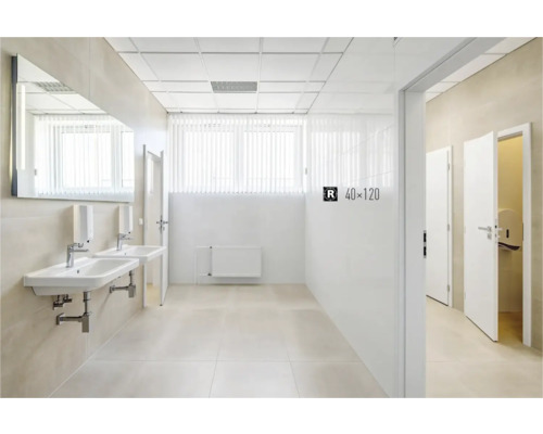 Baie luminoasă cu oglindă, chiuvete și faianță albă