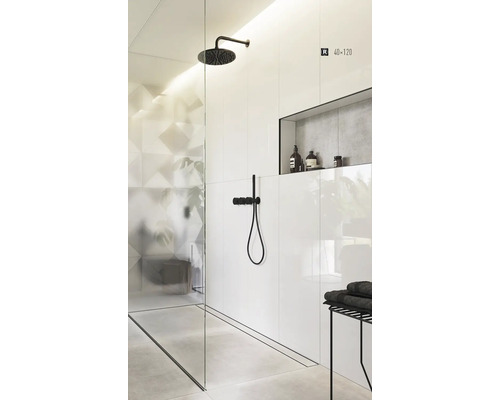 Baie cu duș, faianță albă, raft încorporat și set de duș negru