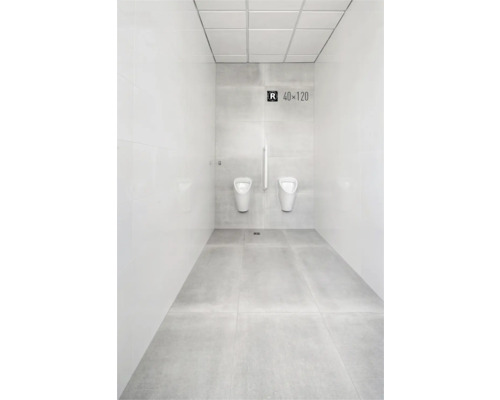 Baie modernă cu gresie albă și două pisoare