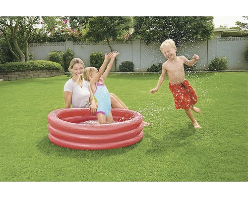 Familie cu piscină gonflabilă pentru copii în grădină