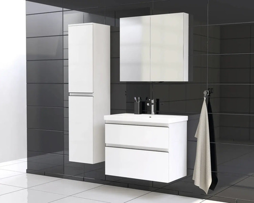 Baie cu lavoar alb, dulap cu oglindă și dulap înalt în fața unui perete cu faianță neagră