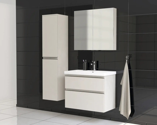 Baie cu dulap de bază pentru lavoar, dulap cu oglindă și dulap înalt în fața unui perete negru