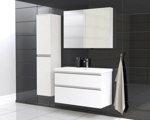 Set modern de baie cu dulap de bază pentru lavoar, dulap cu oglindă și dulap înalt pe fundal de faianță neagră