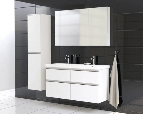 Baie cu dulap de bază alb pentru lavoar, dulap cu oglindă și dulap înalt pe fundal de faianță neagră