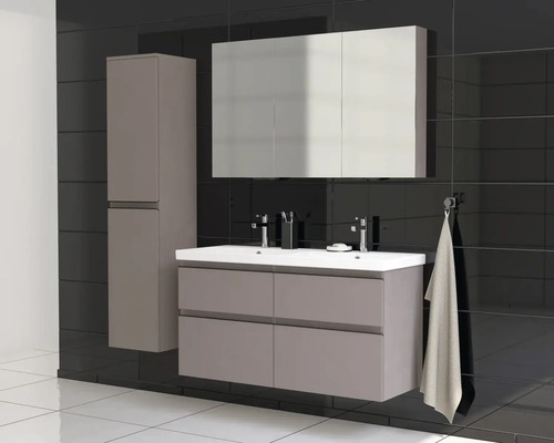 Baie modernă cu dulap de bază pentru lavoar, dulap cu oglindă și dulap înalt, cu un design simplu