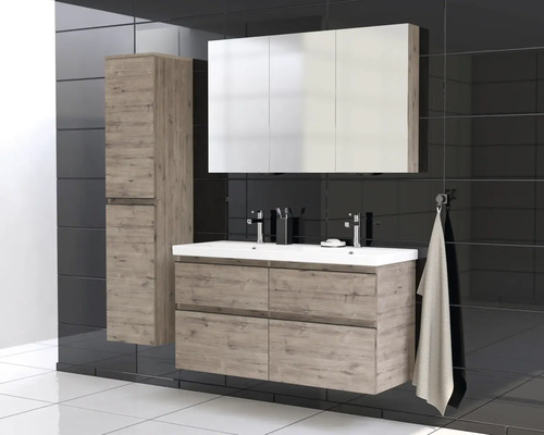 Baie cu lavoar, dulap cu oglindă și dulap înalt cu aspect de lemn