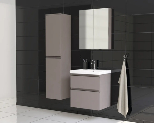 Set de baie modern cu lavoar, dulap cu oglindă și dulap înalt pe fundal de faianță închisă la culoare.