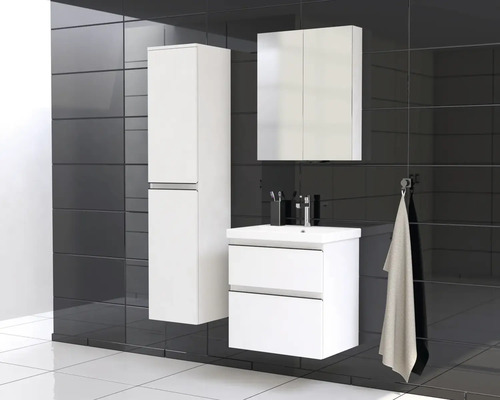 Baie cu dulap înalt, dulap de lavoar, dulap cu oglindă și prosop