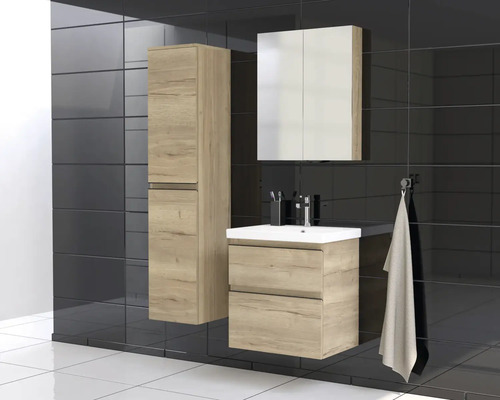 Baie cu lavoar, dulap cu oglindă și dulap înalt cu design din lemn