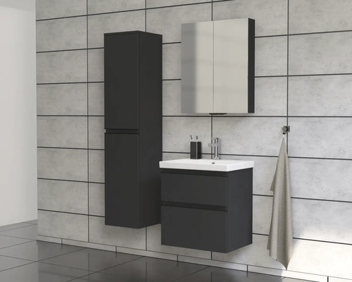 Baie cu lavoar, dulap cu oglindă și dulap înalt