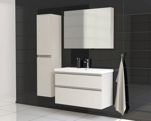 Baie cu dulap de bază pentru lavoar, dulap cu oglindă și dulap înalt în fața unui fundal cu faianță neagră