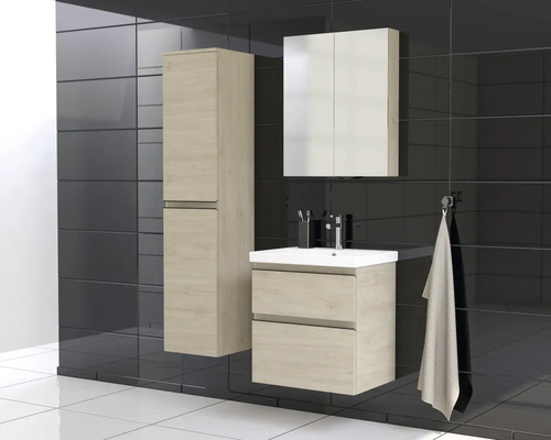 Baie cu lavoar, dulap cu oglindă și dulap înalt